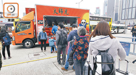 美食車初七啟市，吸引大批市民輪候購買美食。（資料圖片）