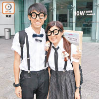黃先生（左）及郭小姐（右）以學生裝扮參加情侶跑，自信全場最登對。