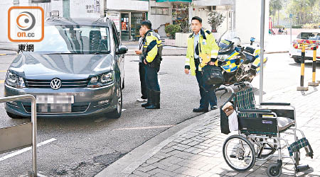警員在七人車撞輪椅婦現場調查。（張世洋攝）