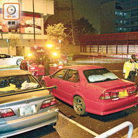 元朗<br>警方在元朗區截查多輛跑車。（文健雄攝）