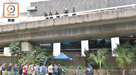 警方封鎖發現骸骨的天橋底，並拋物測試墮斃可能性。（馮溢華攝）