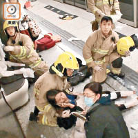 消防員為傷者急救。