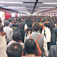 事發後，大批乘客逼爆荃灣線車站。（互聯網圖片）