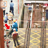 事件中的列車駛回荃灣車廠，消防出動消防犬（箭嘴示）調查。（高潤榮攝）