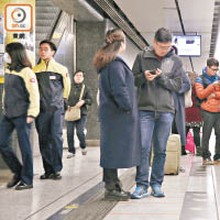 工會批評港鐵削減車站人手，單靠月台助理不足以應付突發事故。（李志湧攝）