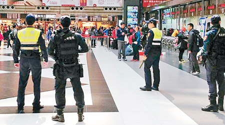 台灣鐵路警察局加派人手在台北車站巡邏。（互聯網圖片）