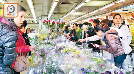 有花店指今年元宵連情人節鮮花訂單按年增加兩成。 （陳錦燕攝）