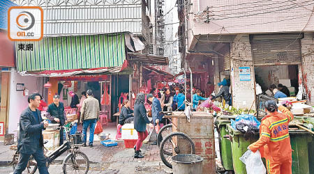 深圳一些城中村的街市設於民居附近。