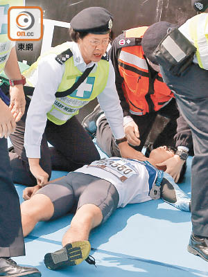 救護人員即場替受傷跑手施救。