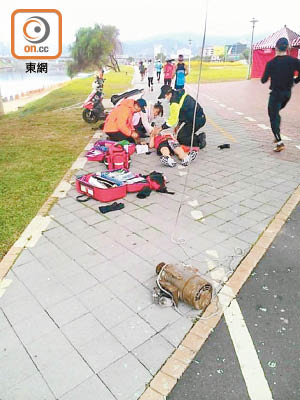 陳姓跑手遭重達十多公斤的抽水泵砸中頭部，當場暈倒。