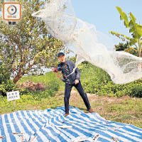 新界魚塘節節目豐富，環境局局長黃錦星嘗試拋魚網，亦有餵魚、割草等體驗。