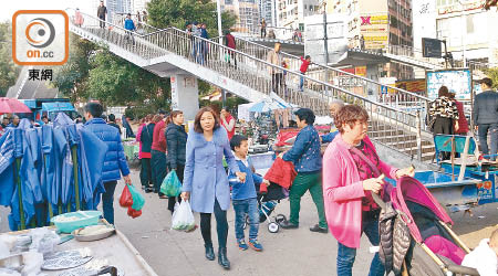 深圳龍崗布吉街道沙灣天橋下雞檔旁邊，不乏婦孺路過。