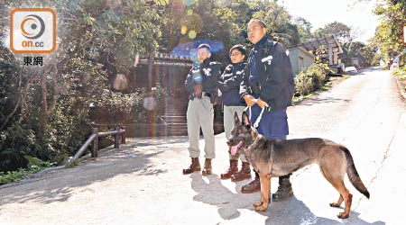 出動警犬協助追查賊蹤。（陳錦昌攝）