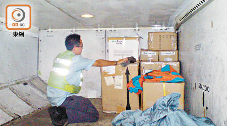 有機場貨運職員處理行李艙時，赫然發現三隻雞屍。（資料圖片）