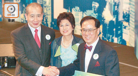 李國寶（左）曾擔任曾蔭權競選辦公室主任，積極協助他角逐特首一職。