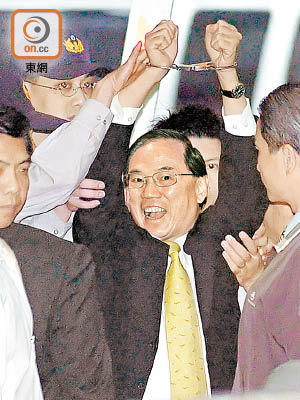 有網民曾把陳水扁被捕的照片，改成曾蔭權的頭像，諷刺他醜聞不斷。