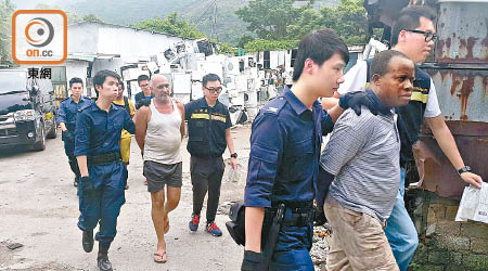 入境處人員近年加強打擊假難民黑工。（資料圖片）