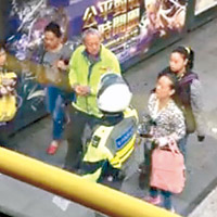 乘客亦關注警員向巴士司機抄牌的行動。（互聯網圖片）