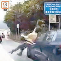 撞飛<br>兩人同被車撞飛。