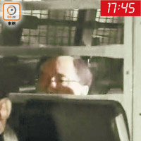 17:45<br>坐在囚車上的曾蔭權神情惘然。（賴振聲攝）