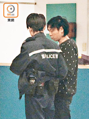 警員向受傷男子（右一）了解事發經過。（李澤昇攝）