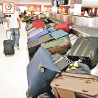 提取寄艙行李時，小心錯用腰力引致受傷。（資料圖片）