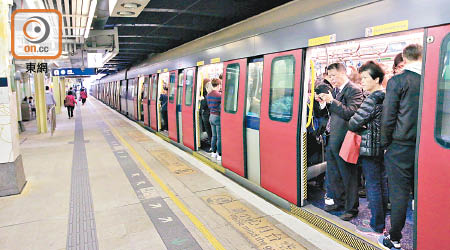 列車久未開出，車廂擠滿乘客。（黃永健攝）