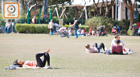 維多利亞公園的大草地，有市民到場野餐及享受日光浴。