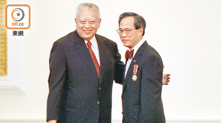 曾蔭權任政務司司長時，獲時任特首董建華頒授大紫荊勳章。