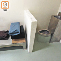 赤柱監獄「水飯房」有床鋪、坐廁等設施。（資料圖片）