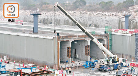 沙中線過海鐵路隧道沉管已製成，正安裝防水閘。（黃偉邦攝）沙中線過海鐵路隧道沉管已製成，正安裝防水閘。（黃偉邦攝）