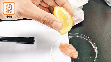 記者用檸檬汁測試三文魚刺身是否有蟲，但未有發現。