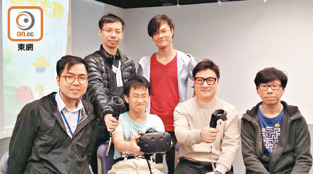五位香港高等教育科技學院學生在導師劉耀榮（前左一）指導下，設計「捕蟲大師」VR遊戲。（黃凱翎攝）