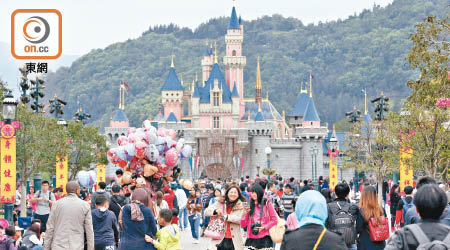 議員認為迪士尼公司現時收取樂園的專營權及管理費過於優厚。