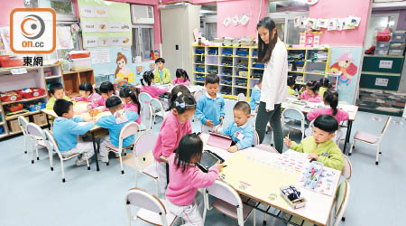 為配合新學年起推行的免費幼稚園教育，教育局公布《幼稚園教育課程指引》。（資料圖片）