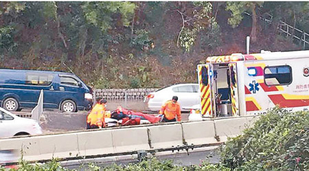 被拋出車的司機送院治理。（互聯網圖片）