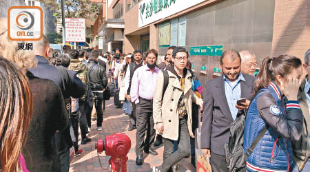 珠寶展舉辦首日即甩轆，大批中外買家被迫在街頭「暴曬」。（讀者提供）