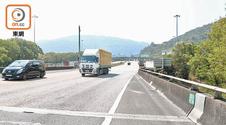 青朗公路有舊鈔散滿地，圖為事後情況。（黃永健攝）