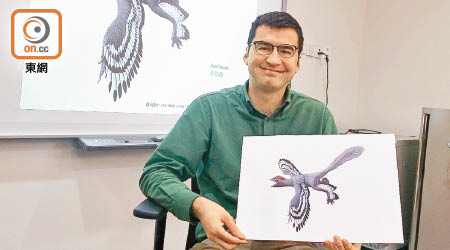 文嘉棋博士利用激光技術重塑近鳥類恐龍輪廓。（劉敏攝）