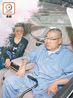身穿睡衣的劉鑾雄（右），早前曾乘車與甘比（左）「出巡」。（資料圖片）