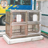 有街坊前日見到兩名幼童疑被關在籃球場場邊的儲物鐵籠內。