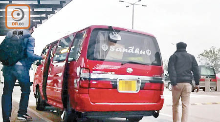 不少白牌車在機場「搵食」，甚至有南亞裔幫加入分一杯羹。