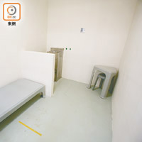 每間「水飯房」囚室面積為七平方米（約八十平方呎）。