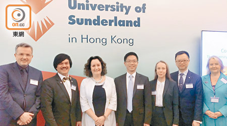 英國新特蘭大學宣布成立香港分校。左三為Shirley Atkinson。（周翠怡攝）