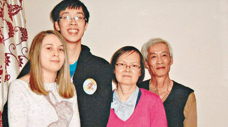 梁杏賢（右二）生前與兒子基思（左二）、媳婦（左一）及丈夫合照。（英國警方圖片）