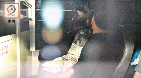被告李國明（右）在錄影會面中否認非禮案中幼女。（資料圖片）