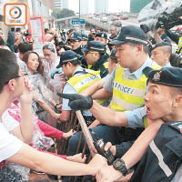 一四年的反高鐵遊行中，示威者與警員發生衝突。