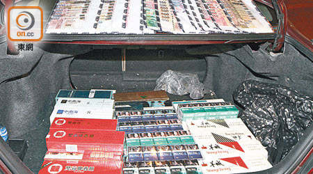 慈雲山<br>警方在車上檢獲私煙及現金。（胡德威攝）