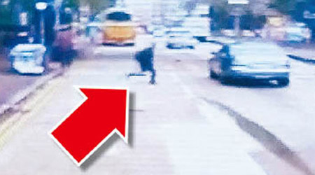 撲車<br>有人趁私家車駛經時，馬上衝出馬路。（互聯網圖片）