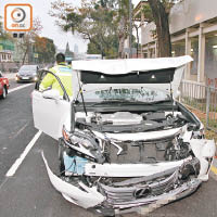 凌志私家車車頭亦嚴重損毀。